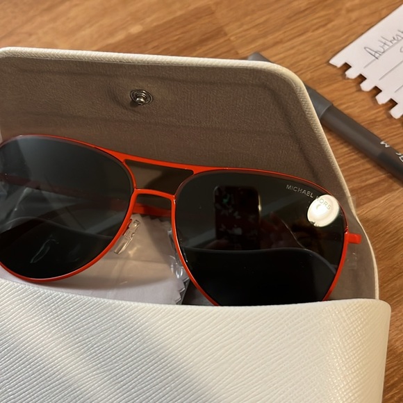 AUTHENTIC MICHAEL KORS SUNGLASSES - Picture 7 of 7